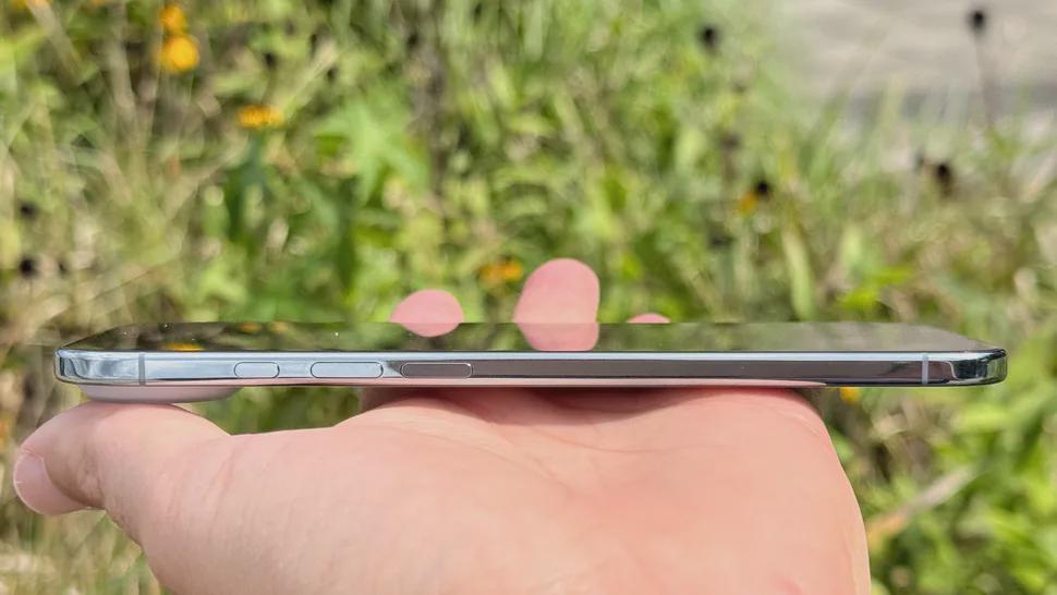 iPhone Air轻薄设计评测：极致纤薄背后的性能取舍(图2)